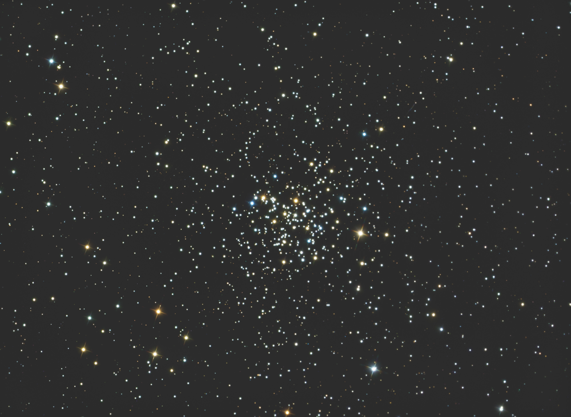 M67 ist eine Ansammlung von über 500 Sternen, die lose durch Gravitation gebunden sind. Es ist der älteste offene Sternhaufen im Messier-Katalog. Er ist etwa 4 Milliarden Jahre alt, ungefähr so alt wie unsere Sonne.